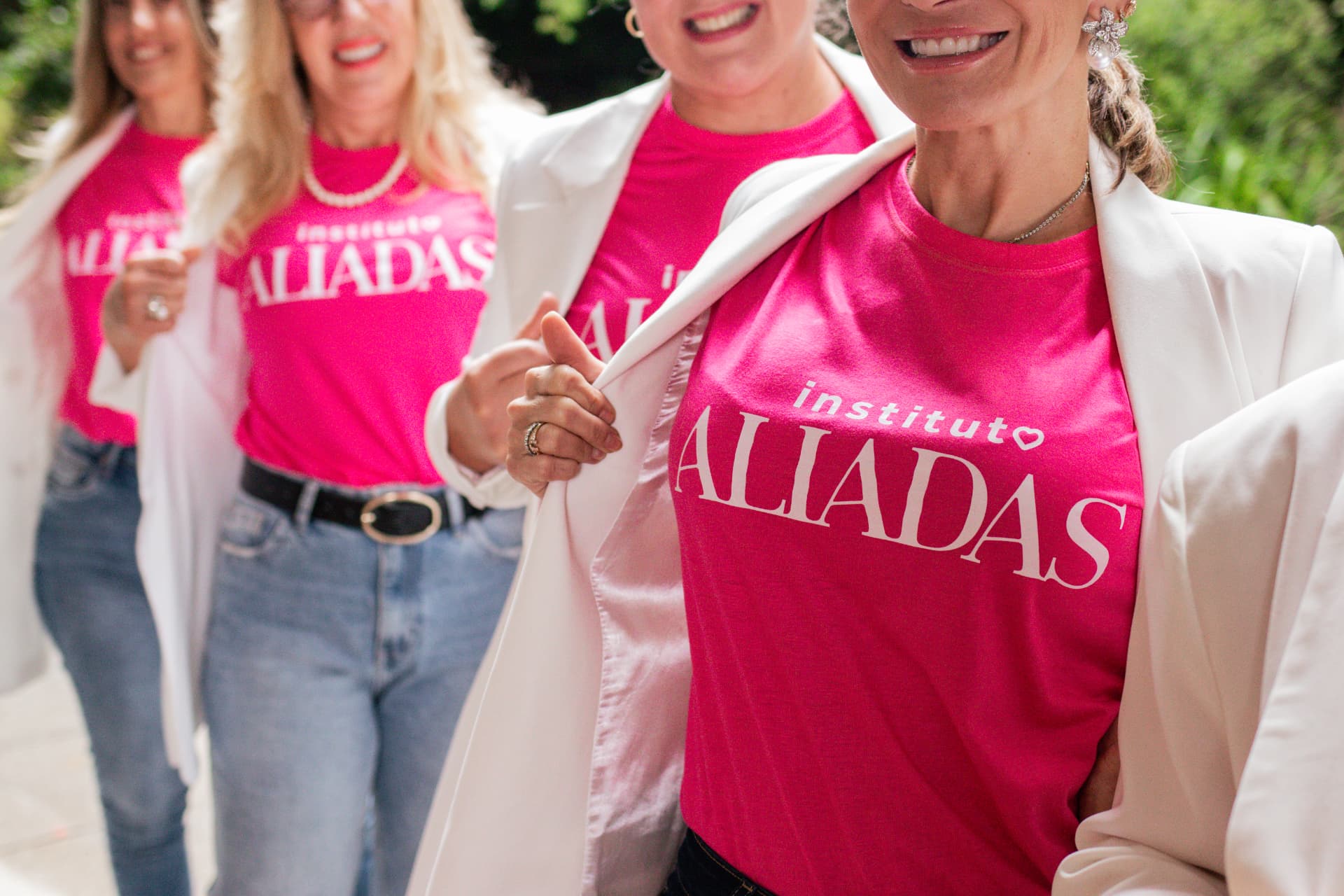 Integrantes do Instituto Aliadas com camisetas rosa da rede